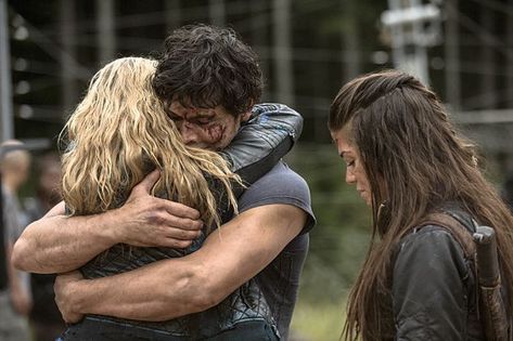 Bellarke hug in season 2 episode 5 - Human trials || Bellamy Blake and Clarke Griffin || Eliza Taylor and Bob Morley || The 100 Bellarke The 100 Characters, The 100 Cast, Marie Avgeropoulos, The 100 Show, Bob Morley, Images Disney, Eliza Taylor, Orphan Black, Dc Movies