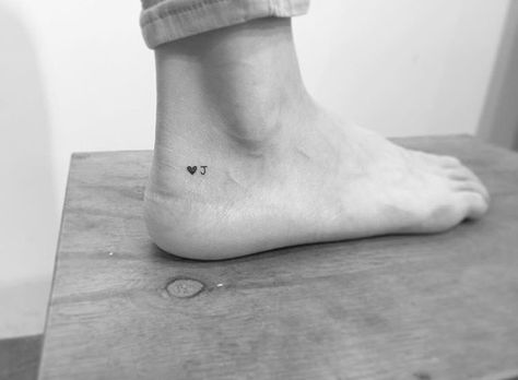 Tatuaje Tiny Initial Tattoo Placement, Small Initial Tattoo Ideas, Initial Tattoo Placement, Cute Initial Tattoos, J Tattoo, Palm Tattoos, Tattoo Trend, Small Girl Tattoos, Initial Tattoo