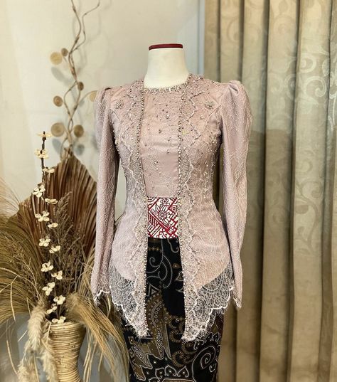 Kebaya Rose Gold Wisuda, Outfit Kebaya Modern, Kebaya Lavender, Kebaya Rose Gold, Kebaya Wisuda Non Hijab, Model Kebaya Wisuda, Kebaya Graduation, Kebaya Lamaran, Model Dress Kebaya