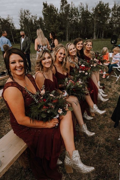 Western Wedding Bridesmaids, Country Wedding Bridesmaids, Country Wedding Pictures, Country Western Wedding, Country Wedding Photos, Rusting Wedding, Wedding Maids, Western Themed Wedding, Cowgirl Wedding