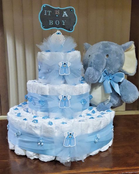 Diaper Tower Ideas, Diaper Tower, Diaper Cake Boy, Diy Baby Shower Gifts, Baby Hamper, Floral Arrangements Diy, Baby Cakes, Diaper Cakes, Diy Decor Crafts