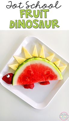 This fruit dinosaur would make the cutest snack for tot school, preschool or kindergarten. Fruit Dinosaur, Dinosaur Snacks, Dinosaur Food, Dinosaurs Preschool, Decorações Com Comidas, Food Art For Kids, Dinosaur Themed Birthday Party, Preschool Snacks, Dinosaur Activities