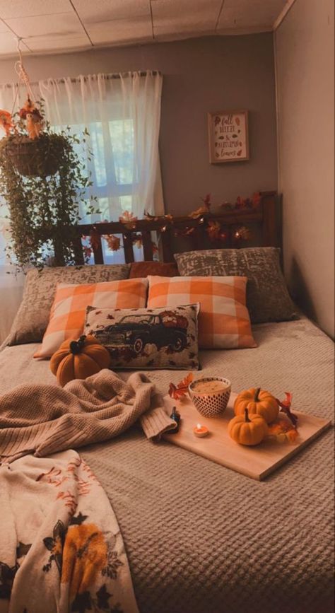 Fall Decor Ideas For The Home Bedroom, Fall Bedroom Paint Colors, Halloween Bedroom Inspiration, Aesthetic Fall Bedroom Ideas, Bedroom Inspo Autumn, Cozy Themed Bedroom, Cow Print Fall Decor, Fall Themed Room Decor, Autumn Theme Bedroom