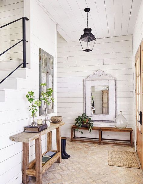 Farmhouse style entryway designed by Joanna Gaines from her book "Homebody." | Photographer: Cody Ulrich Stile Joanna Gaines, Joanna Gaines Design, Joanna Gaines Farmhouse, Joanna Gaines Style, Farmhouse Entryway, Farmhouse Remodel, Entry Way Design, Magnolia Homes, Farmhouse Style Kitchen