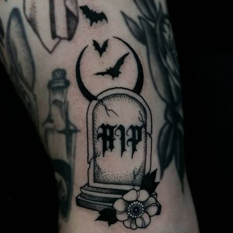 English Tattoo Ideas, Grave Yard Tattoos, Old English Tattoo Ideas, Head Stone Tattoo, Gravestone Tattoo Design, Grave Tattoo Design, Tomb Stone Tattoo, Grave Stone Tattoo, Headstone Tattoo