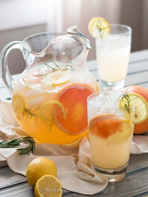 Grapefruit Rosemary Lemonade - A sweet, tangy, and fragrant twist on the classic summer drink. So refreshing! | www.pinchmeimeating.com Summer Pitcher Drinks Non Alcoholic, Summer Pitcher Drinks, Alcoholic Summer Drinks, Grapefruit Lemonade, Cocktails For A Crowd, Rosemary Lemonade, Grapefruit Recipes, Pitcher Drinks, Pitcher Cocktails