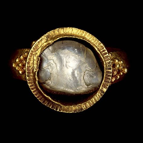 Roman ring, gold and mother of pearl, circa 375-400 AD | The J Paul Getty Museum Ancient Roman Jewelry, Roman Ring, Ancient Jewels, Roman Jewelry, J Paul Getty, Ancient Jewellery, Historical Jewellery, Getty Museum, Medieval Jewelry