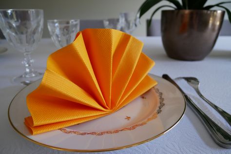 Pliage de serviette en forme d'éventail Fancy Napkin Folding, Napkin Folding, Xmas Crafts, Napkins, Dresser, Tableware