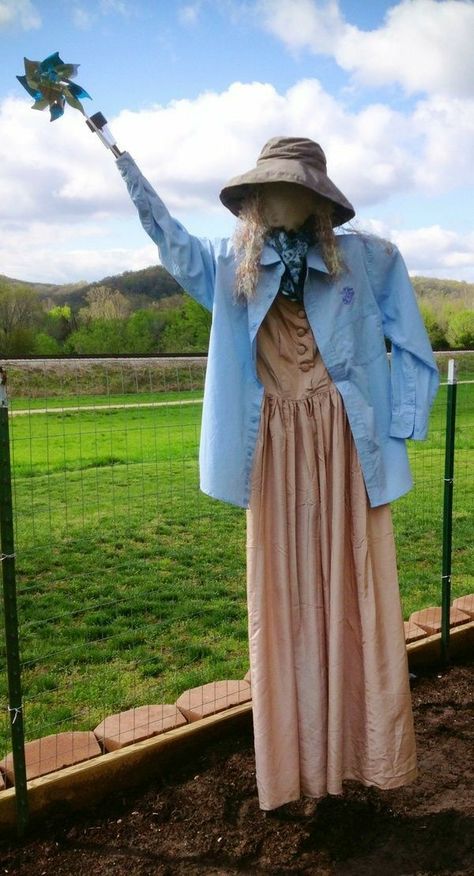 Garden Scarecrow Ideas, Garden Scarecrow, Garden People, Scarecrow Ideas, Scarecrow Festival, Make A Scarecrow, Scarecrows For Garden, Diy Scarecrow, Scare Crow