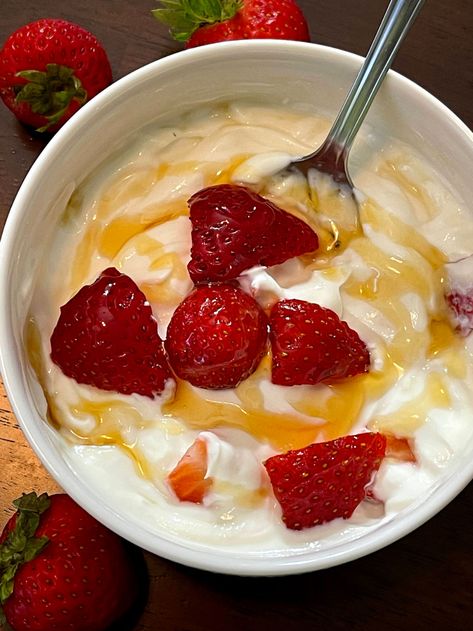 How To Make Greek Yogurt Taste Good - Honey Greek Yogurt Yogurt Breakfast Ideas Healthy, Healthy Food With Greek Yogurt, So Delicious Yogurt, Greek Yogurt Snack Ideas, How To Make Greek Yogurt Taste Good, Greek Yogurt Aesthetic, Light And Fit Greek Yogurt, Greek Yogurt With Honey, Greek Yogurt With Fruit