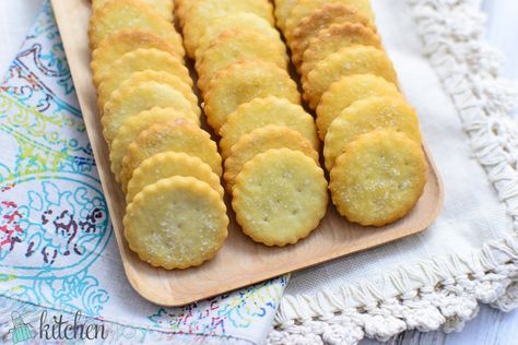 Homemade Butter Crackers, Homemade Ritz Crackers, Homemade Crackers Recipe, Mini Caramel Apples, Cream Crackers, Club Crackers, Crackers Recipe, Butter Crackers, Diy Snacks