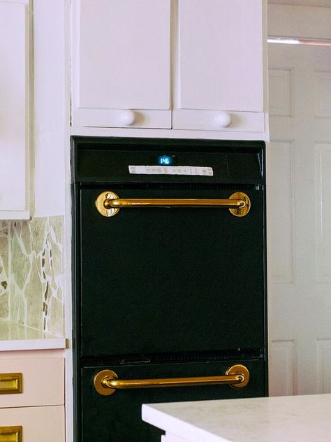 Matte Black Appliances, Painting Appliances, Retro Stove, Colorful Knobs, Kitchen Goals, Black Appliances, White Appliances, Stainless Steel Refrigerator, Big Chill