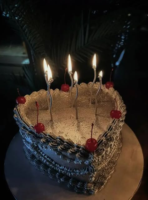 Silver Birthday Cake Aesthetic, 27 Golden Birthday Ideas, Metallic Birthday Cake, Chrome Birthday Cake, Silver Cake Ideas Birthdays, Silver 18th Birthday Cake, Silver Birthday Aesthetic, Chrome Party Theme, Silver Bday Cake