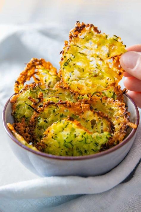 Zucchini Cheddar, Zucchini Appetizer, Zucchini Crisps, Zucchini Cheese, Keto Appetizers, Vegetable Chips, Parmesan Crisps, Crispy Cheese, Bake Zucchini