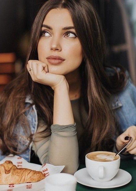 Coffee Date Outfits, Coffee Shop Photography, Photographie Portrait Inspiration, Coffee Girl, Coffee Photography, Model Poses Photography, Portrait Photography Poses, Foto Poses, Photography Poses Women