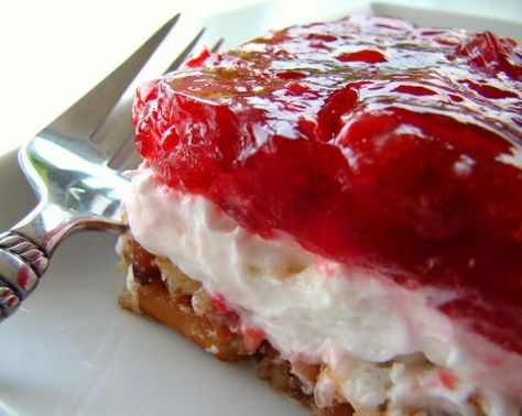 Strawberry Pretzel Salad: Salty-sweet strawberry and cream cheese goodness. Strawberry Pretzel Salad Recipe, Strawberry Pretzel Dessert, Pretzel Desserts, Weight Watcher Desserts, Recipes Strawberry, Ww Meals, Strawberry Pretzel Salad, Pretzel Salad, Strawberry Pretzel