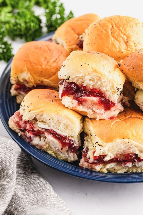 These Turkey Sliders with Brie and Cranberry sauce are perfect for leftover turkey on Thanksgiving! You could also use turkey deli meat. Leftover Thanksgiving Turkey Recipes, Turkey Stock Recipe, Sliders Recipes Turkey, Deli Meat Recipes, Brie And Cranberry, Brie Cranberry, Turkey Sliders, Thanksgiving Leftover Recipes, Leftover Cranberry Sauce