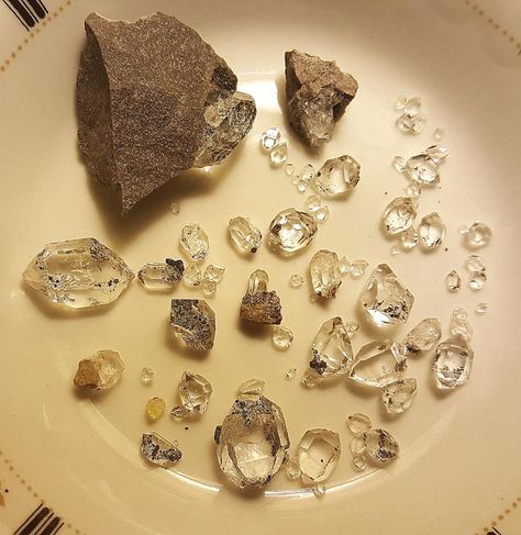 Fantasy Mine, Gem Hunting, Raw Gemstones Rocks, Gem Hunt, Diamond Mines, Diy Resin Crafts, Rocks And Gems, Rock Hounding, Raw Diamond