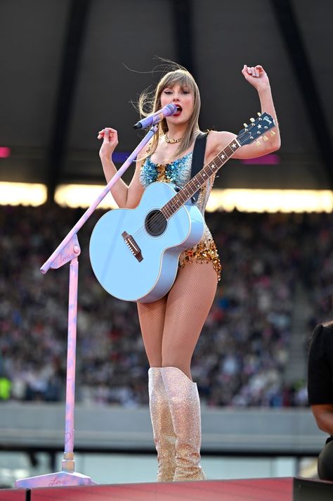 Tyler Swift, Taylor Swift Guitar, Engagement News, Taylor Swift Birthday, Lena Dunham, Estilo Taylor Swift, Swift Photo, Taylor Swift Funny, Taylor Swift Outfits