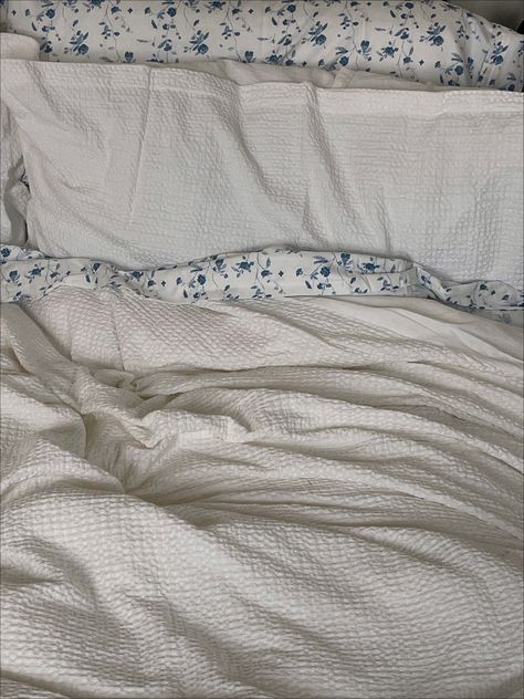 White Duvet Colored Sheets, Bedding White Comforter, Colorful Sheets White Comforter, White Blue And Beige Bedroom, Clean Room Aesthetics, Clean Bedding Aesthetic, Clean Bedroom Aesthetic Blue, Blue Flower Sheets Aesthetic, Aesthetic Bedding White