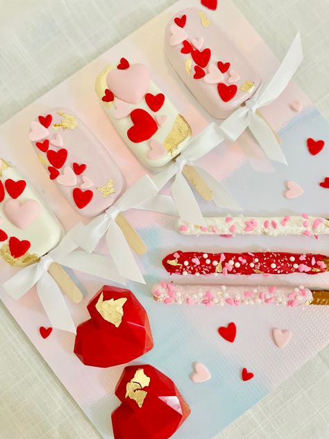 Valentines Day Treats. Valentines cakesicles, chocolate covered pretzels. Valentines Day Cakesicles, Valentines Cakesicles Ideas, Cakecicles Valentines Day, Chocolate Covered Pretzel Rods Valentine, Geo Heart Cakesicles, Valentine’s Day Breakable Heart, Valentines Baking, Cake Pop Decorating, Dessert Gifts