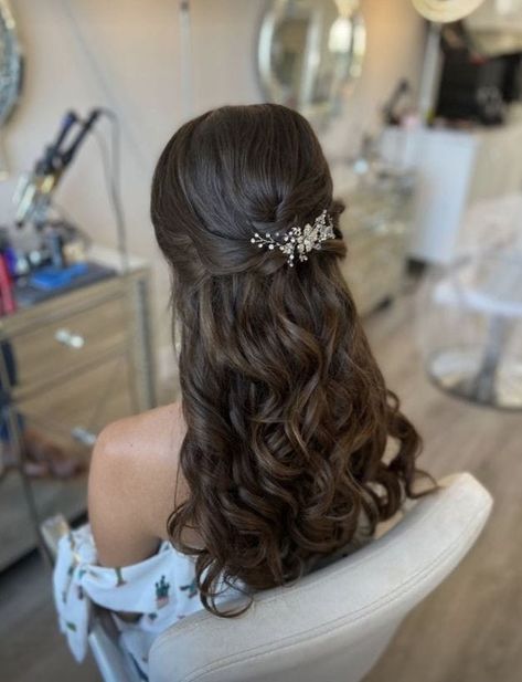 Prom Hair Tiara, Cute Hairstyles For Wedding Bridesmaid, Prom Hairstyles With Hair Jewelry, Wedding Hairstyles With Hair Piece, Wedding Short Hair Styles, Peinados Para Xv Años, Hair Pins Hairstyles, Xv Hair, Hair Styles Prom