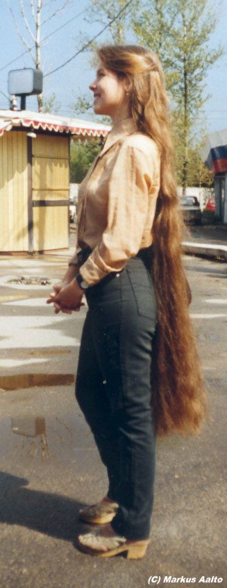 Old photo but Sooo pretty! knee length hair! Knee Length Hair, Vintage Hairstyles For Long Hair, Woman With Long Hair, Extremely Long Hair, Rapunzel Hair, Long Face Hairstyles, Long Hair Pictures, Really Long Hair, Super Long Hair