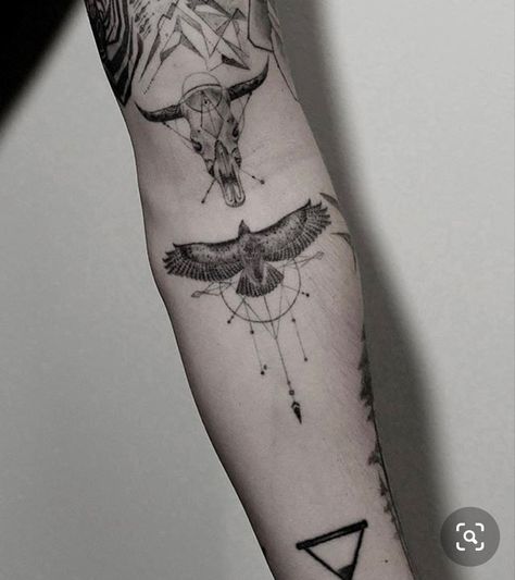 Hawk Tattoo, Tatuagem Masculina Pequena, Dr Woo, Beard Products, Tattoo Trend, Geometric Tattoos, Inspiration Tattoos, Small Tattoos Simple, Small Arm Tattoos