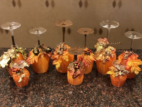 Fall Wine Glass Candle Holders, Wine Glass Pumpkin Candle Holders, Pumpkin Wine Glass Candle Holder, Wine Glass Christmas Crafts, Wine Glass Christmas Decorations, Fall Wine Glasses, Painting Vases, Thanksgiving Wine Glass, Diy Thanksgiving Centerpieces