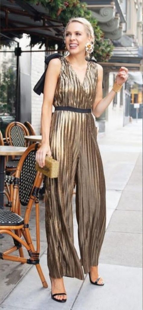 Gold Jumpsuit Wedding, Gold Jumpsuit Outfit, Cocktail Chic Outfit, Soiree Jumpsuits, Gold Outfits For Women, Golden Jumpsuit, Jumpsuit Outfit Wedding, Nye 2023, Metallic Jumpsuit