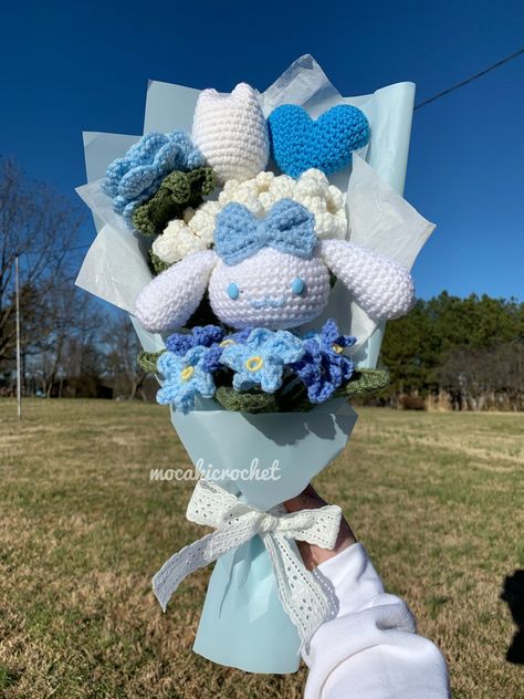 How To Make A Crochet Bouquet, Crochet Bouquet With Plush, Crochet Flower Bouquet Hello Kitty, How To Crochet Bouquet, Sanrio Crochet Bouquet, Cinnamoroll Flower Bouquet, Crochet Bouquet Of Flowers, Cute Crochet Bouquet, Valentines Crochet Bouquet