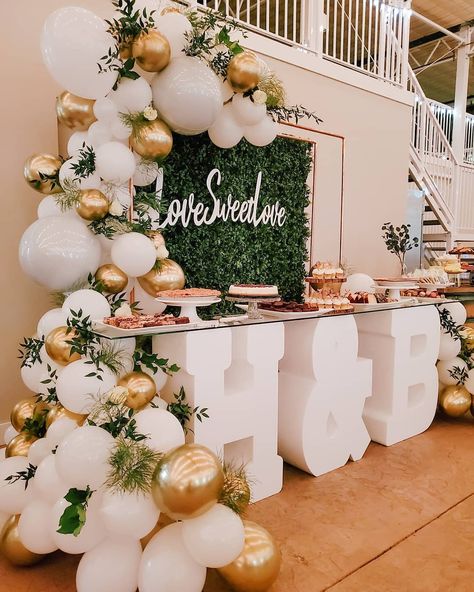 Because all you need is love sweet love 💕 What a seriously swoon-worthy set-up! ​ Wedding Australia, Planners And Organizers, Gold Wedding Inspiration, Balloon Installation, Round Balloons, Champagne Party, All That Glitters Is Gold, Balloons Birthday, Wedding Palette