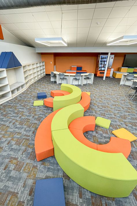 Clio Elementary School Media Center is full of soft seating configurations giving students ownership over their learning spaces. #MiEN #schooldesign #learningspaces #learningenvironments #teachers #students #classroom #makerspace #innovation #schoolfurniture #cafeteria #design #teacherengagement #library #mediacenter School Library Seating, Modern School Library, Classroom Makerspace, Cool Library, Library Seating, Cafeteria Design, Elementary School Library, Library Furniture, Space Projects