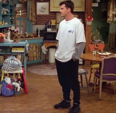 Damn this dude had futuristic taste back then - 9GAG Outfits From Friends, Chandler Bing Outfits, Friends Outfits 90s, Chandler Joey, Buy Outfits, Chandler Friends, Friends Outfits, Rachel Green Outfits, 90s Fashion Men