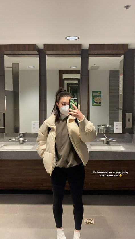 Myday Stories Ideas Selfie, Office Mirror Selfie, Outfit Of The Day Instagram Story, Mirror Selfie Ig Story, Outfit Ig Story, Outfit Insta Story, Stories Caption, Ootd Instagram Story, Mirror Selfie Captions