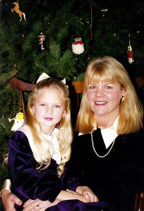 Young Taylor Swift at Christma is listed (or ranked) 6 on the list 20 Pictures of Young Taylor Swift Before She Was Famous Taylor Swift Family, Taylor Swift Childhood, Young Taylor Swift, Taylor Swift Christmas, Baby Taylor, Childhood Photos, Family Album, Long Live Taylor Swift, Live Taylor