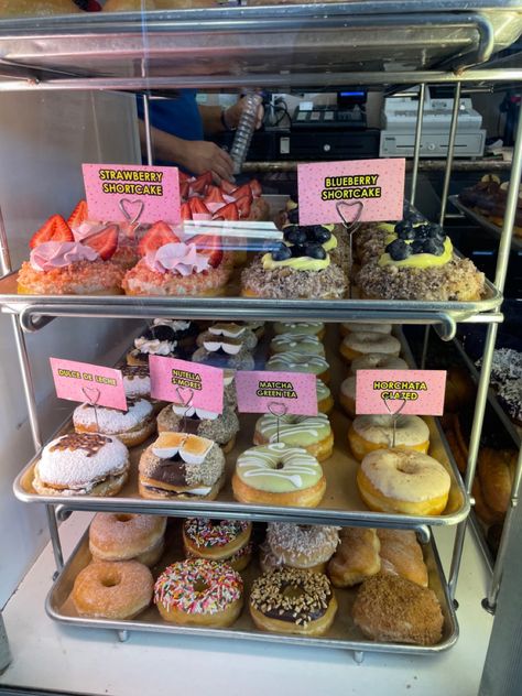 Donuts Business Ideas, Sweet Food Truck Ideas, Donut Shop Ideas, Baking Buissnes, Small Donut Shop, Donut Shop Aesthetic, Donut Food Truck, Donut Cart, Donut Business