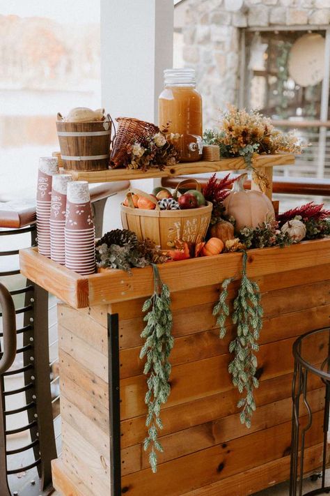 15 Apple Cider Bar Ideas for Your Fall Wedding Cider And Donut Bar Wedding, Apple Cider Bar Wedding, Cider Bar Wedding, Apple Cider Wedding, Apple Cider Station, Pumpkin Centerpieces Wedding, Apple Cider Bar, Rock Island Lake Club, Fall Wedding Trends