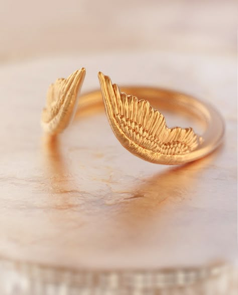 Fab and Sophisticated Angel Wings band in Bohemian Chic style. It has a comfortable fit inside the shank and you won't want to take it off! About this item:  -Available in 10K/14K/18K gold in Rose/Yellow/White colors PLEASE NOTICE: This price is for the ring's sizes up to 7, if you need a bigger size > contact us for price & details! Please allow up to 1-2 weeks for production, as each item is made to order! You may also like: https://www.etsy.com/listing/777502252/pink-sapphire-engagement-ringf V Wedding Band, Wings Band, Bohemian Chic Style, Nature Wedding Ring, Wing Ring, Wedding Band Gold, Angel Wing Ring, Angel Ring, Celestial Ring