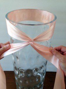 Vase Decoration Ideas, Bouquet Ribbon Wrap, Ideas With Ribbon, Centerpiece For Wedding, Fake Flower Arrangements, Twisted Ribbons, Vase Decoration, Ribbon Bouquet, Diy Bows