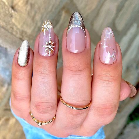 Winter Star Nails, Cat Eye Nails Design Christmas, Cat Eye Nails Christmas, Nail Designs For New Years, Christmas Cat Eye Nails, Cat Eye Christmas Nails, Christmas Star Nails, Almond Shaped Christmas Nails, New Years Nails Almond