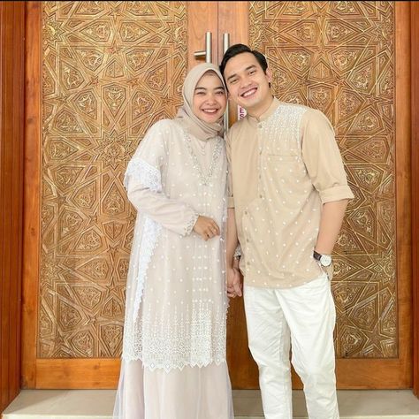 Raya Pose, Raya Ootd, Couple Lebaran, Hijab Wear, Couple Fits, Girl Couple, Hari Raya, Idul Fitri, Husband Wife