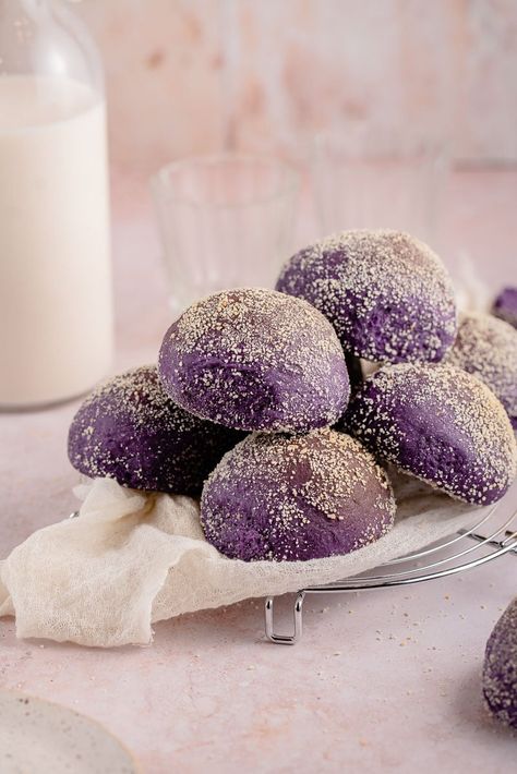 Ube Pandesal Recipe, Yam Bread, Recipe Bread Machine, Ensaymada Recipe, Pandesal Recipe, Best Beef Stroganoff, Filipino Breakfast, Ube Recipes, Sweet Dinner Rolls