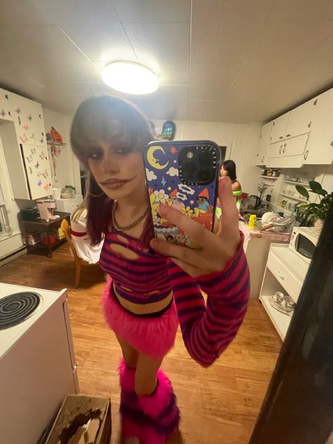 cheshire cat costume Chesire Cat Costume Aesthetic, Cheshire Cat Outfit Aesthetic, Alice In Wonderland Costume Cheshire Cat, Cheshire Cat Rave Outfit, Chesire Cat Outfits, Alice And Cheshire Cat Costume, Chester Cat Costume, Chesire Cat Halloween Costumes, Cheshire Cat Costume Ideas