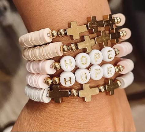 How To Take Pictures Of Bracelets To Sell, Heishi Bracelets Diy, Clay Bead Projects, How To Make Heishi Bracelets, Diy Bracelet Stacks, Spring Bracelet Ideas, Heishi Bracelet Diy, Name Bracelet Diy, Heishi Bracelet Ideas