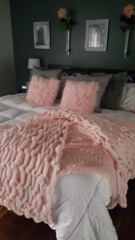 Bedroom Inspirations Baddie, 22 Year Old Bedroom Ideas, Blush Pink Room Decor, Pink White And Grey Bedroom Ideas, Pink Comforter Bedroom Ideas, White Comforter Bedroom Ideas, Pink And White Room Ideas, Women Room Ideas, Pink And Gray Room