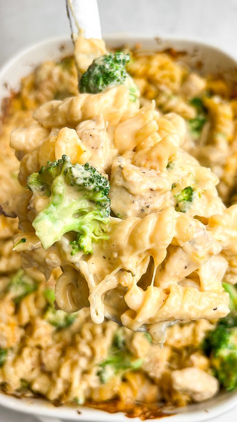 Broccoli And Cheddar Pasta, Chicken Bakes For Dinner, Cheesy Pasta Recipes Easy, Chicken Recipes Broccoli, Pasta Meals Easy, Dinner Recipes Kid Friendly, Chicken Broccoli Cheese Casserole Pasta, Chicken Broccoli Alfredo Pasta Casserole, Pasta Da Vinci Cheesecake Factory Recipe