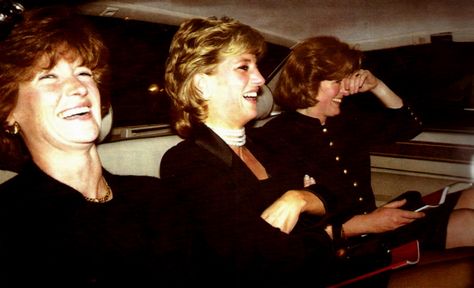 Diana Laughing With Her Sisters, Sarah And Jane. So Sweet. Princess Diana Sisters, Diana Sisters, Lady Sarah Mccorquodale, Spencer Family, Rainha Elizabeth Ii, Princess Diana Photos, Princess Diana Family, Princess Diana Pictures, Prinz Harry