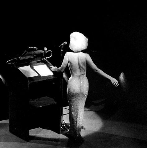 infinitemarilynmonroe on Instagram: “Marilyn Monroe performing at JFK’s birthday gala, 1962. 💋 #marilynmonroe #normajeane #marilynette #marilynettes #marilynmonroefan…” Jfk Birthday, Marilyn Monroe 1962, Robert Goulet, Birthday Gala, Jack Benny, Arthur Miller, Lana Del Rey Vinyl, 45th Birthday, Becoming An Actress