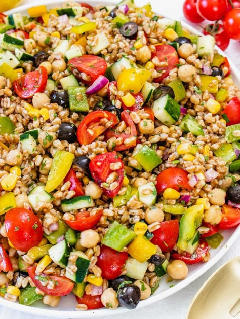 Refreshing Farro Salad - The Plant Based School Jar Salad Ideas, Light Breakfast Ideas, Matt Adlard, Pizza Crust Recipes, Lentil Recipes Easy, Farro Salad Recipes, Easy Mediterranean Recipes, Quick Easy Dinner Ideas, Farro Recipes